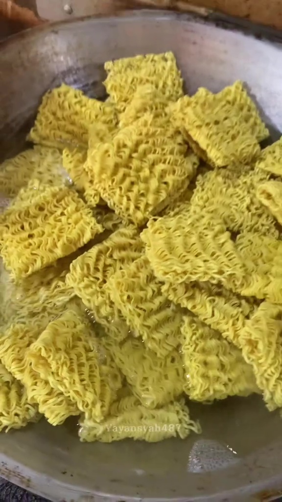 Ternyata tak perlu ditumis, ini trik bikin mie goreng untuk hajatan biar tahan lama tanpa capek ngaduk