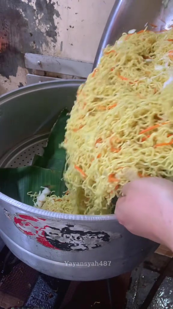 Ternyata tak perlu ditumis, ini trik bikin mie goreng untuk hajatan biar tahan lama tanpa capek ngaduk