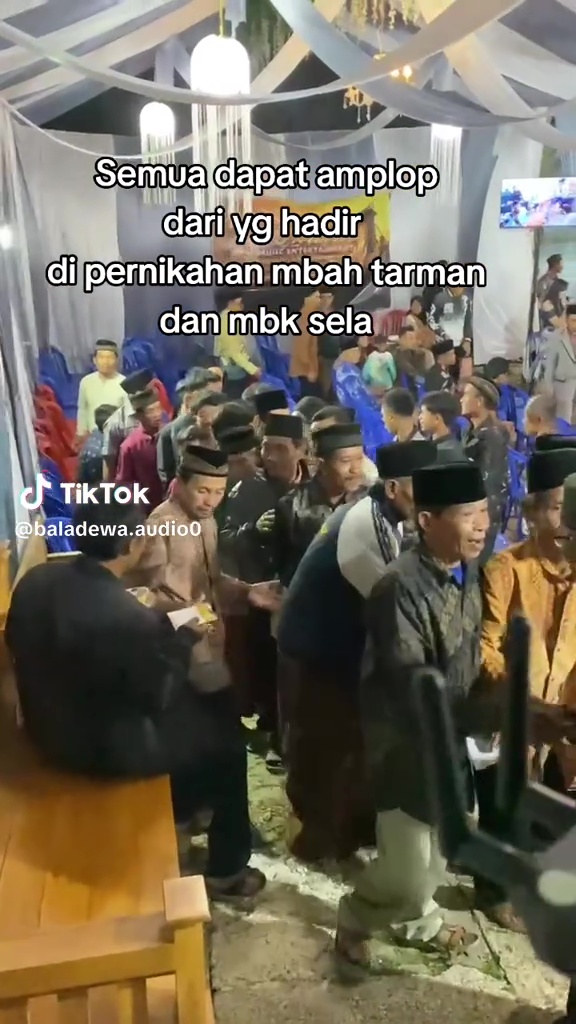 Viral kakek Tarman usai nikahi gadis 24 tahun beri mahar cek Rp3 Miliar lalu bagi-bagi uang ke tamu