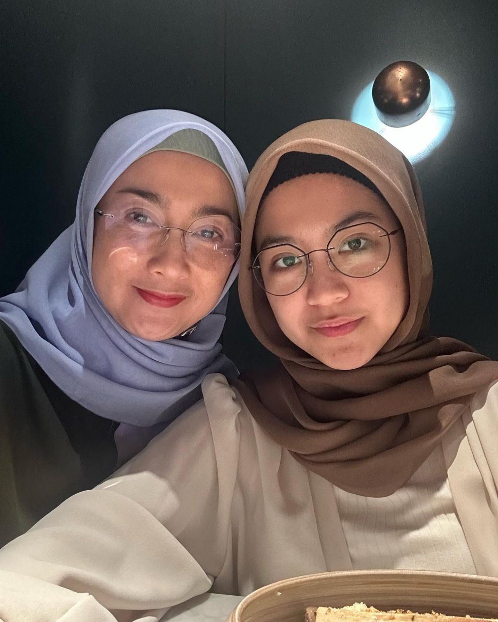 Punya anak semata wayang, 9 seleb ini tunjukkan gaya kompak bareng buah hati yang beda belasan tahun