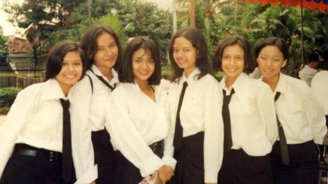Sama-sama penyanyi wanita bersuara merdu, ini 11 beda gaya Ashanty dan Krisdayanti saat remaja