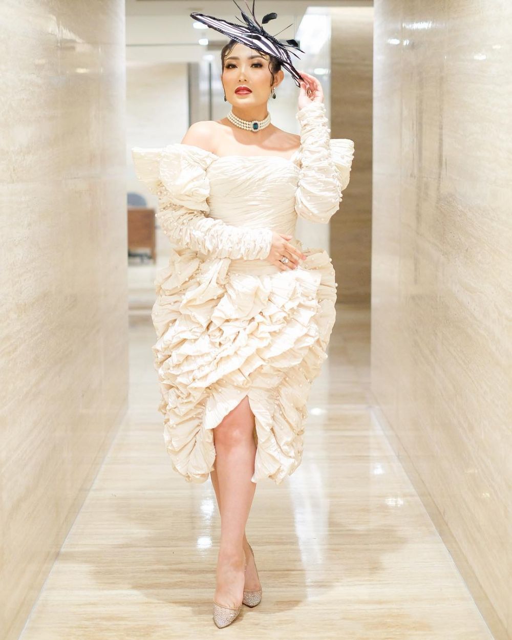 Gayanya di pesta ultah disebut totalitas, begini 11 potret Ayu Dewi tampil modis dengan dress cetar