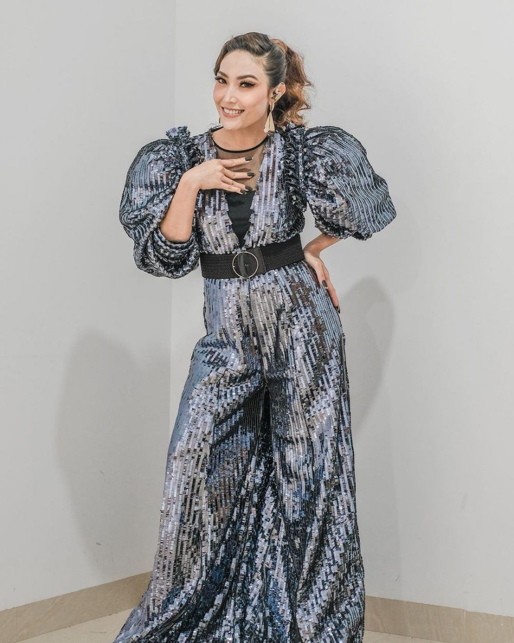 Gayanya di pesta ultah disebut totalitas, begini 11 potret Ayu Dewi tampil modis dengan dress cetar