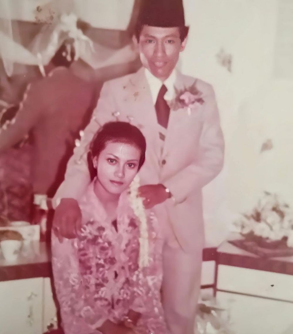 Masa muda ibu seleb ini disebut mirip Marsha Aruan, 9 potretnya dari dulu hingga kini yang beda banget