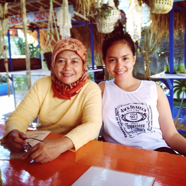 Masa muda ibu seleb ini disebut mirip Marsha Aruan, 9 potretnya dari dulu hingga kini yang beda banget