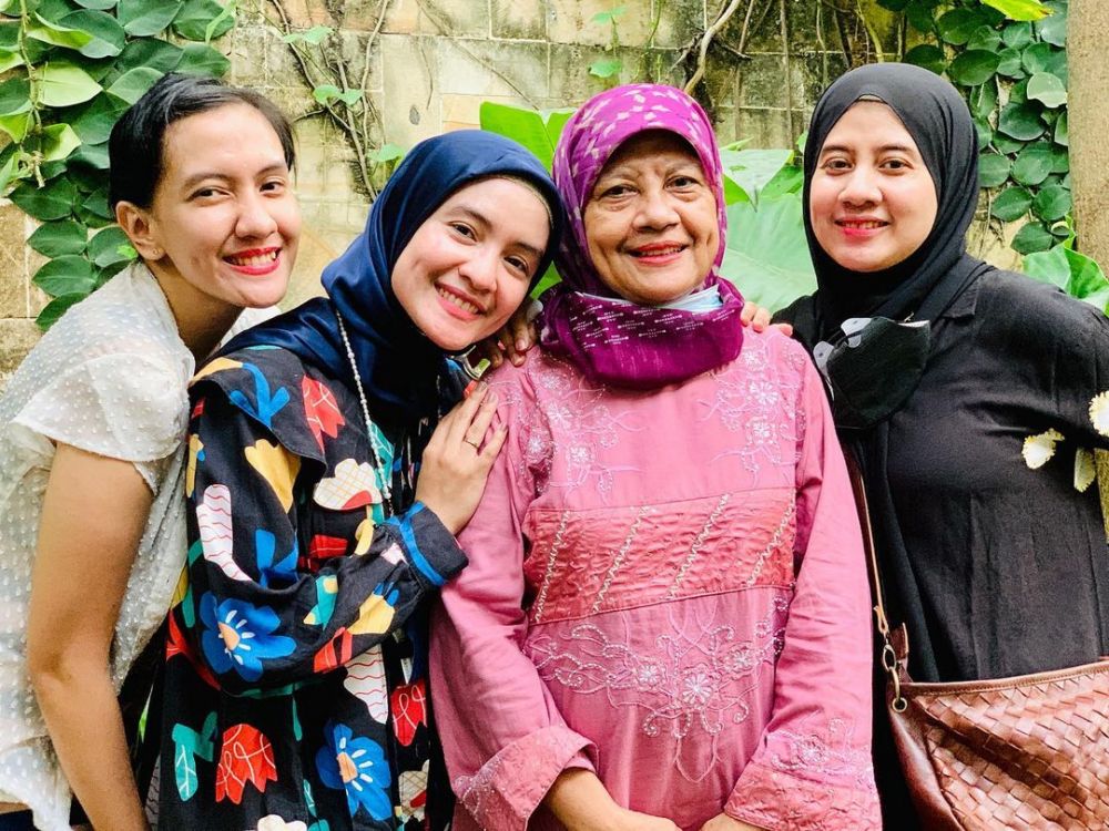 Masa muda ibu seleb ini disebut mirip Marsha Aruan, 9 potretnya dari dulu hingga kini yang beda banget