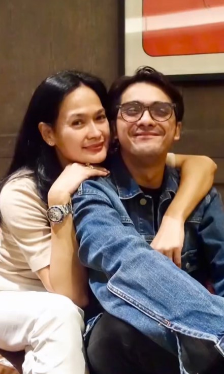 11 Potret kebersamaan Ricky Harun dan Donna Harun, ibu dan anak selisisah 24 tahun tapi bak kakak-adik
