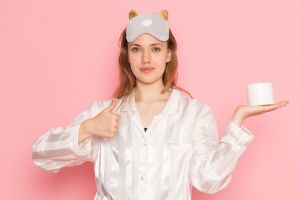 Pengin wajah glowing pas bangun tidur? Ini cara bikin overnight mask alami buat cegah penuaan dini