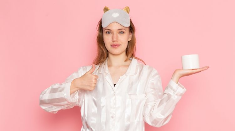 Pengin wajah glowing pas bangun tidur? Ini cara bikin overnight mask alami buat cegah penuaan dini