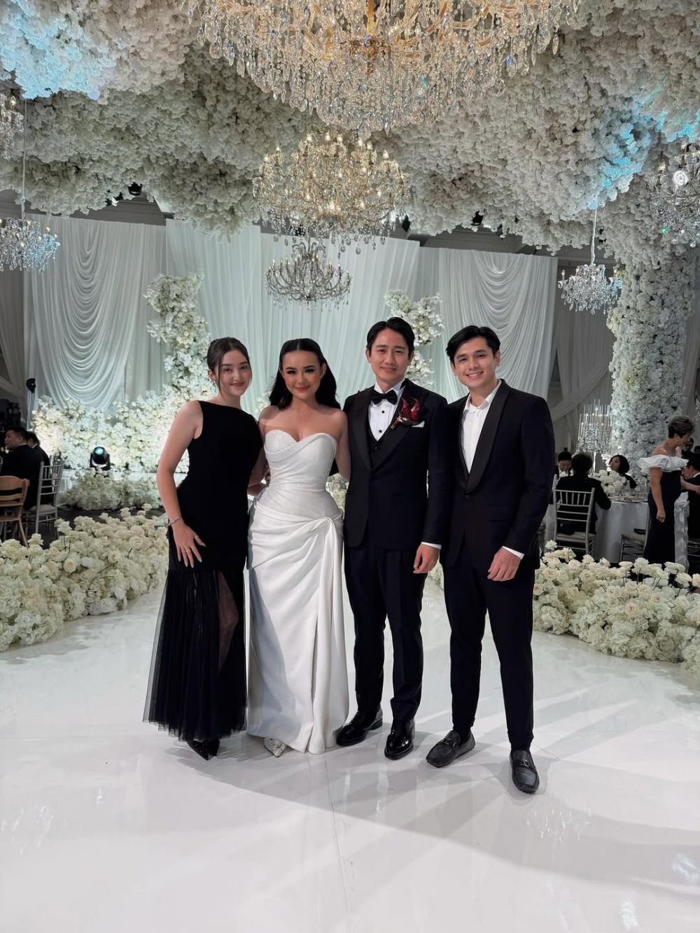 Gaya 9 seleb hadiri resepsi pernikahan Amanda Manopo dan Kenny Austin, Fajar Sadboy bikin pangling