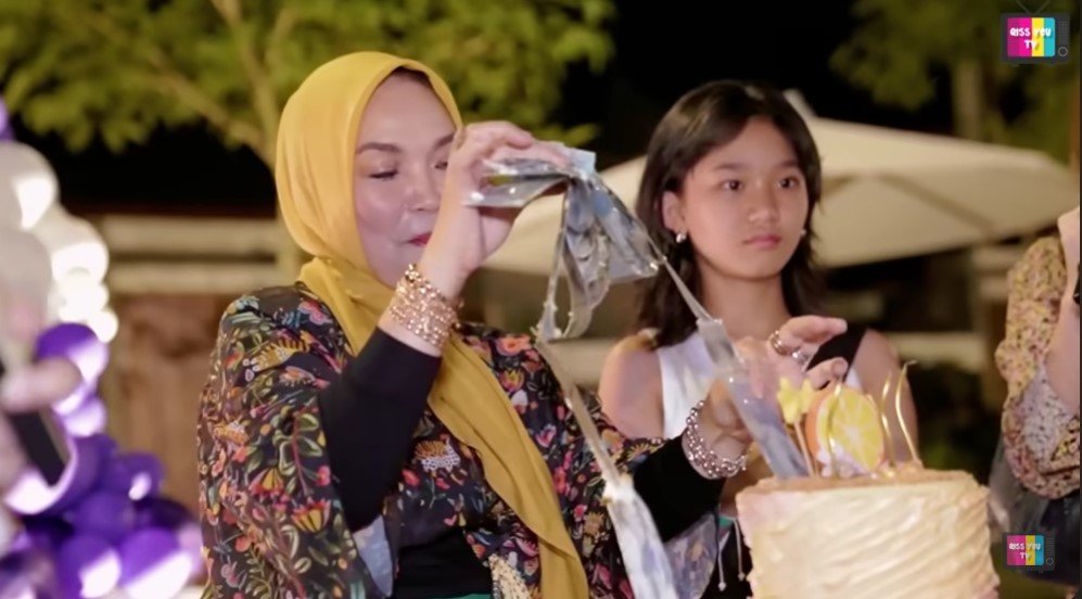 Ayu Ting Ting rayakan ultah ibu ke-53 pakai kue isi lembaran uang Rp50 ribu, ternyata hasil patungan