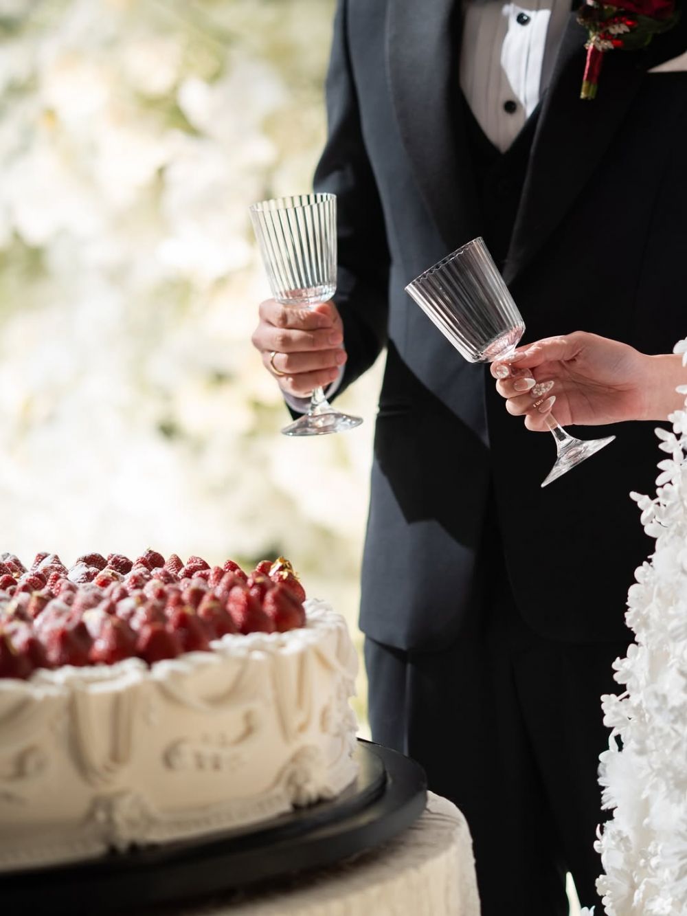 7 Potret kue pernikahan Amanda Manopo dan Kenny Austin, pilih gaya Italian modern nan elegan