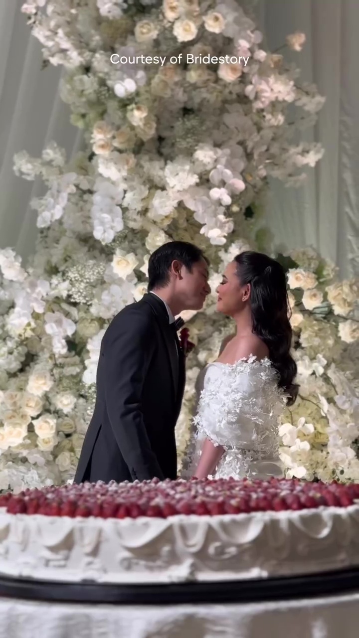 7 Potret kue pernikahan Amanda Manopo dan Kenny Austin, pilih gaya Italian modern nan elegan