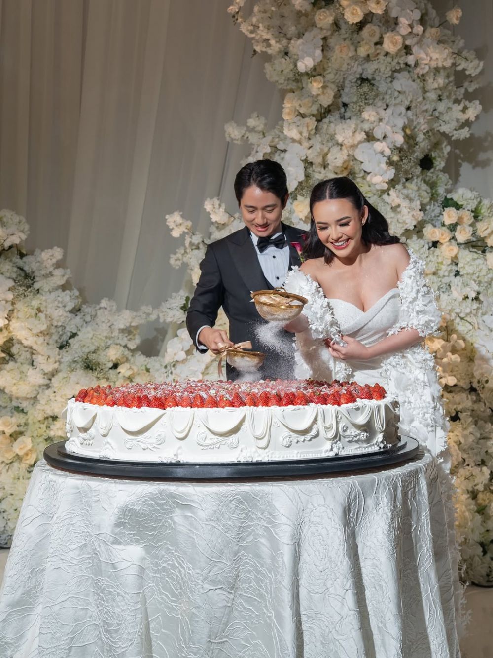 7 Potret kue pernikahan Amanda Manopo dan Kenny Austin, pilih gaya Italian modern nan elegan