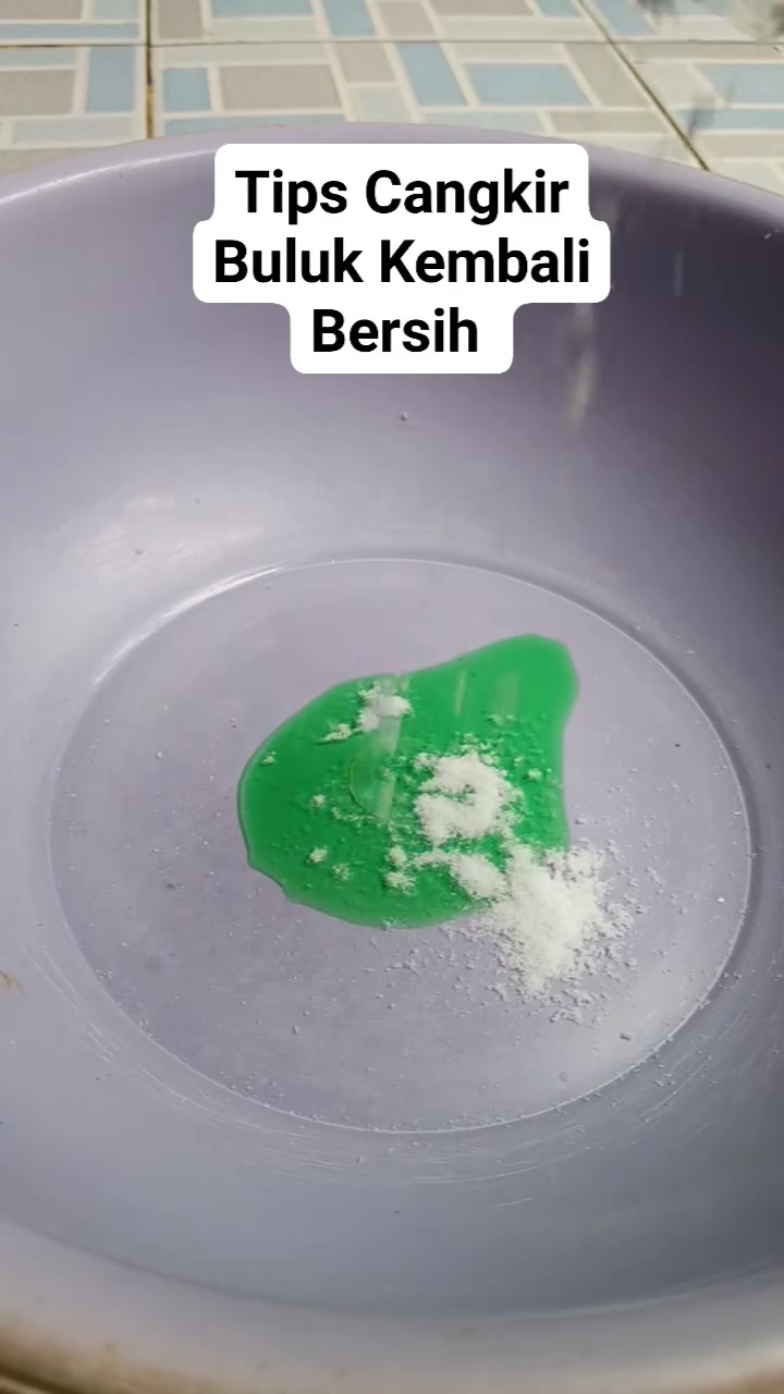 Tak cukup sabun cuci piring untuk bersihkan gelas plastik kusam, tambahkan 1 bahan ini biar kinclong