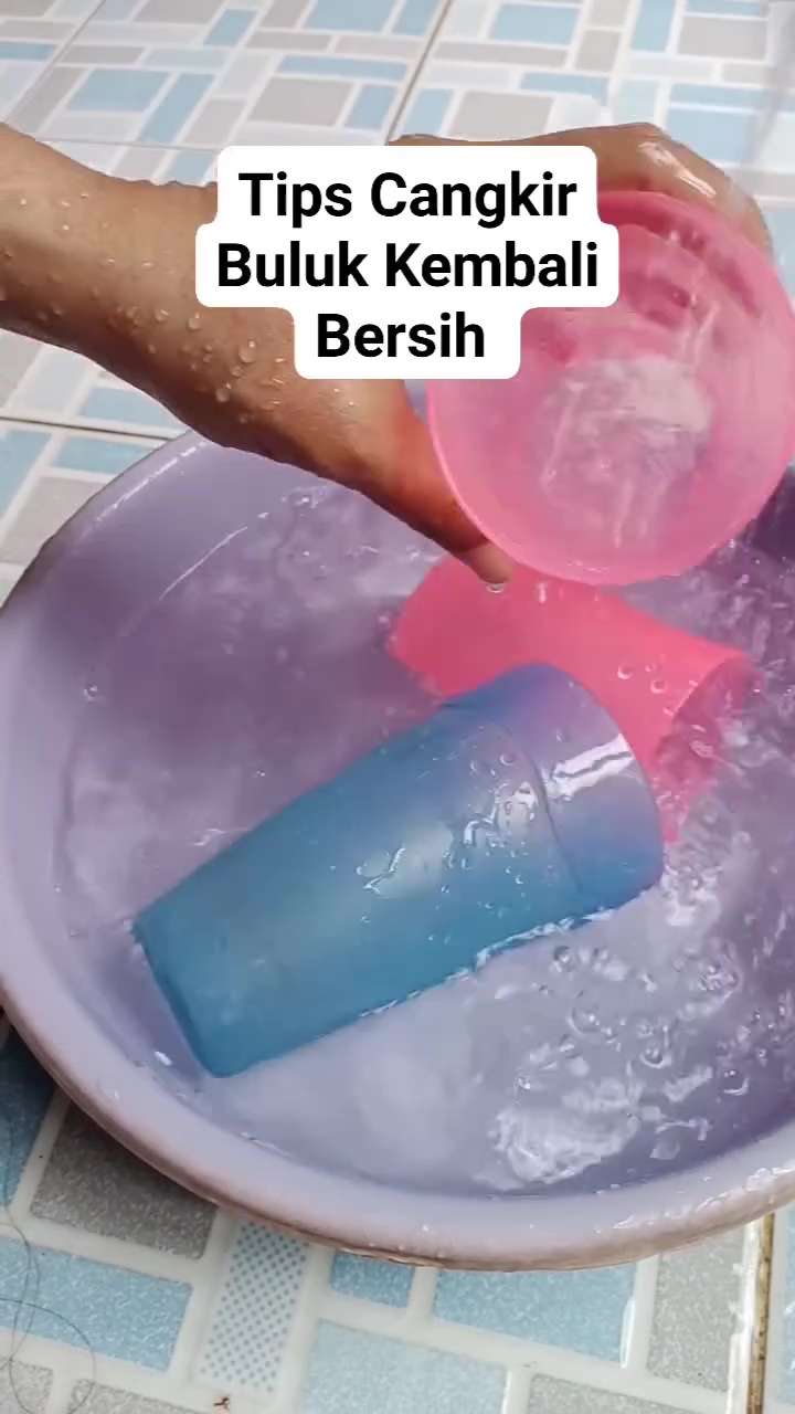 Tak cukup sabun cuci piring untuk bersihkan gelas plastik kusam, tambahkan 1 bahan ini biar kinclong