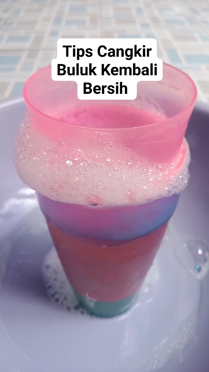 Tak cukup sabun cuci piring untuk bersihkan gelas plastik kusam, tambahkan 1 bahan ini biar kinclong