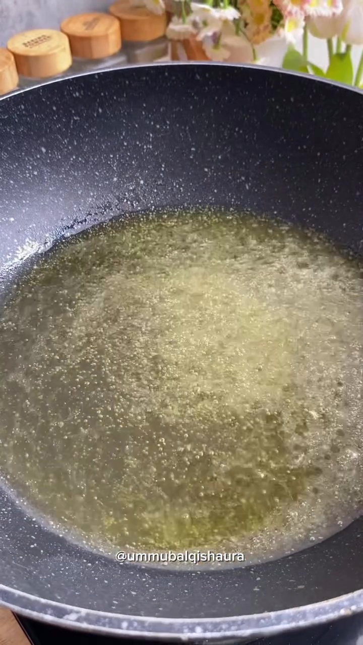 Bukan tepung atau jahe, ini cara cegah minyak meletup saat dipakai menggoreng makanan