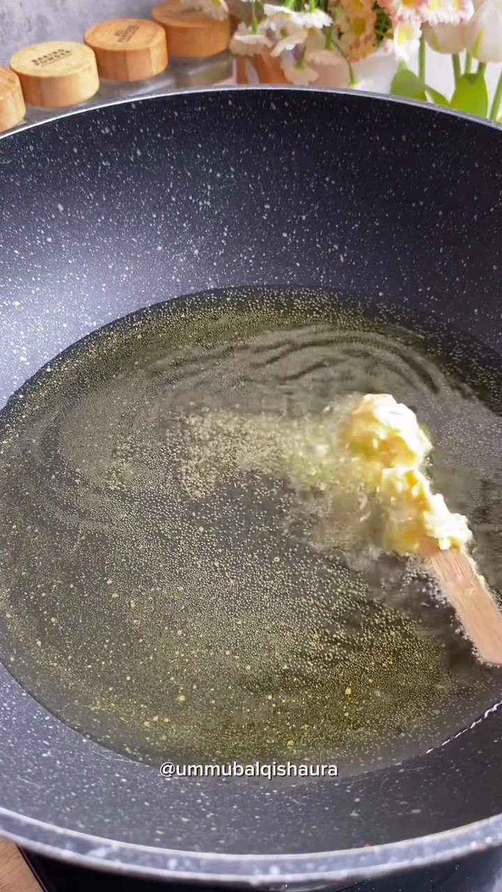 Bukan tepung atau jahe, ini cara cegah minyak meletup saat dipakai menggoreng makanan