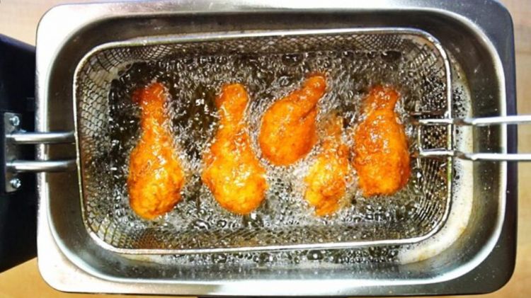 Bukan tepung atau jahe, ini cara cegah minyak meletup saat dipakai menggoreng makanan