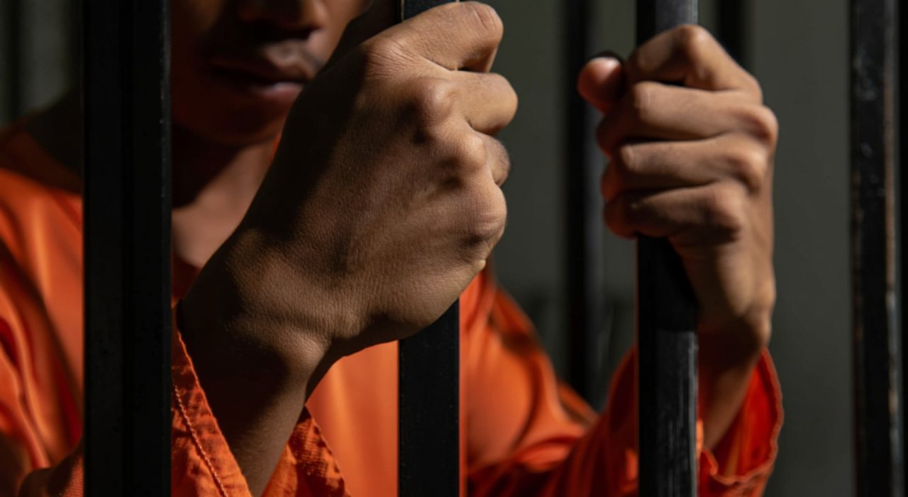 Demi pengobatan sang ibu, pria ini nekat bobol brankas bekas kantornya, berujung di penjara