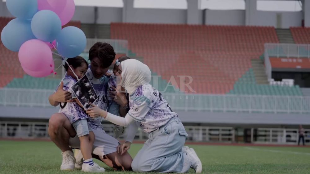 Siap sambut keluarga baru, ini 9 momen unik Rizky Billar dan abang L umumkan hamil ketiga Lesty Kejora