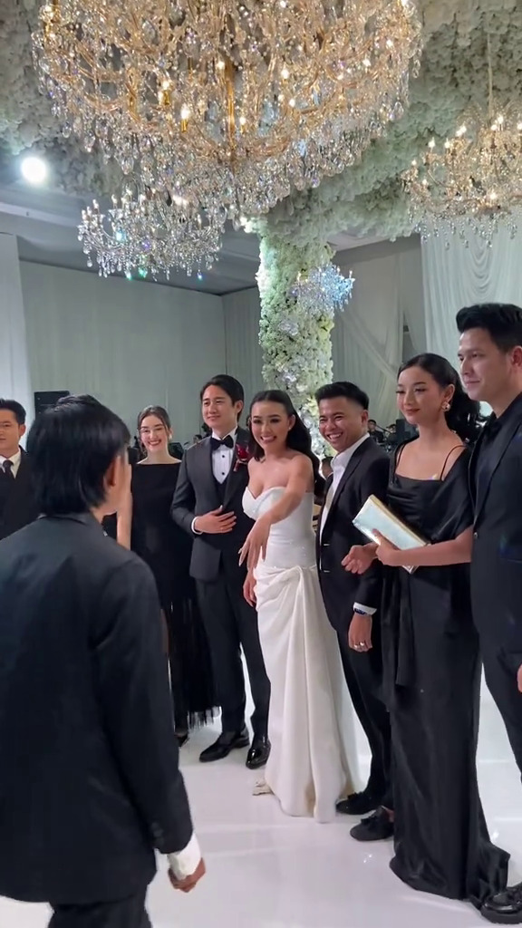 Masuk dalam daftar undangan ekslusif, ini 9 potret Fajar Sad Boy di nikahan Amanda Manopo