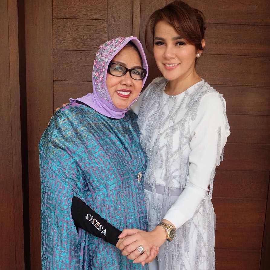 Olla Ramlan berduka, ini 9 potret kenangan manisnya bersama sang ibu kandung Tis'ah Djahri