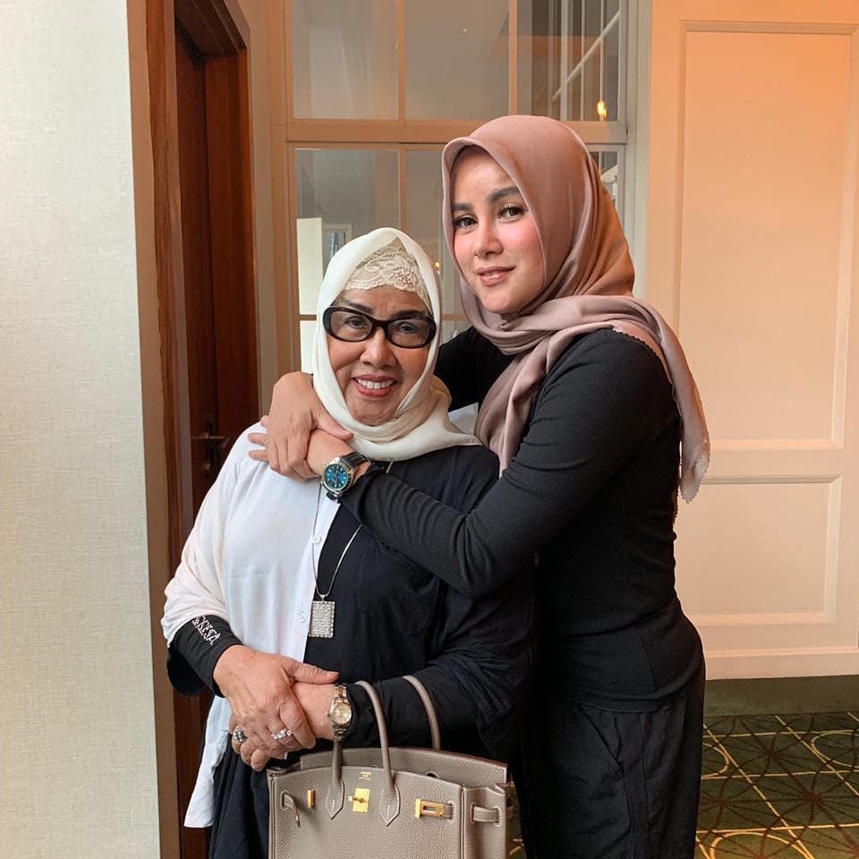 Olla Ramlan berduka, ini 9 potret kenangan manisnya bersama sang ibu kandung Tis'ah Djahri