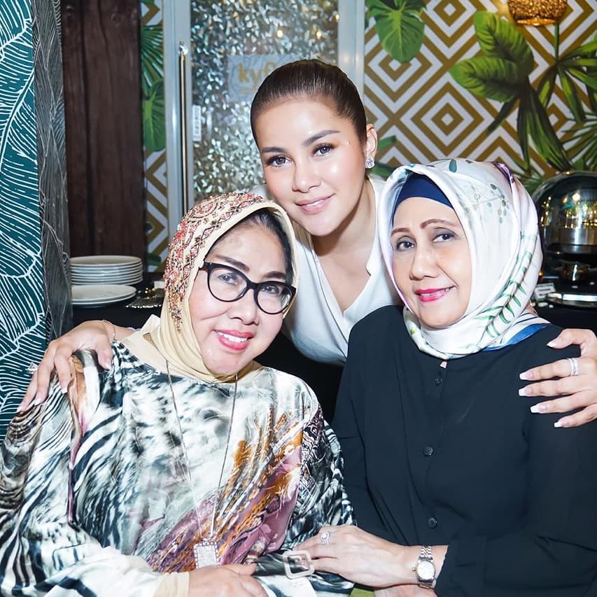 Olla Ramlan berduka, ini 9 potret kenangan manisnya bersama sang ibu kandung Tis'ah Djahri