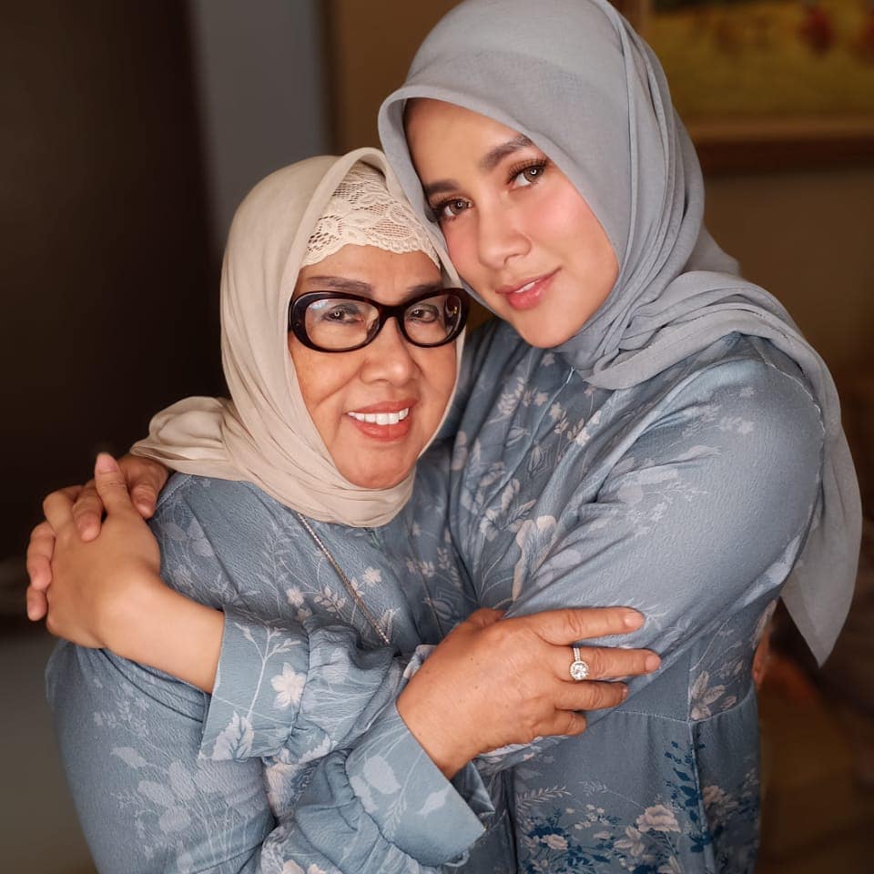 Olla Ramlan berduka, ini 9 potret kenangan manisnya bersama sang ibu kandung Tis'ah Djahri