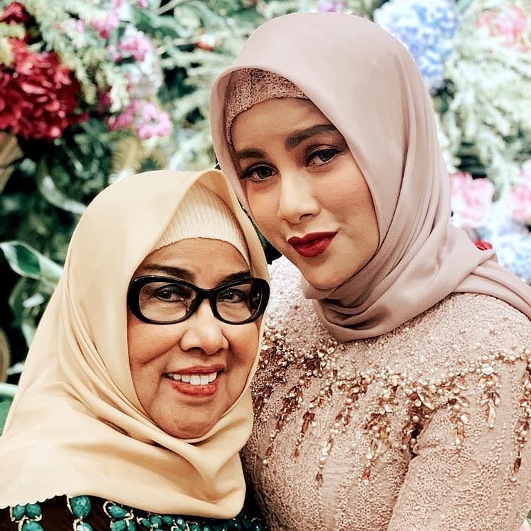 Olla Ramlan berduka, ini 9 potret kenangan manisnya bersama sang ibu kandung Tis'ah Djahri