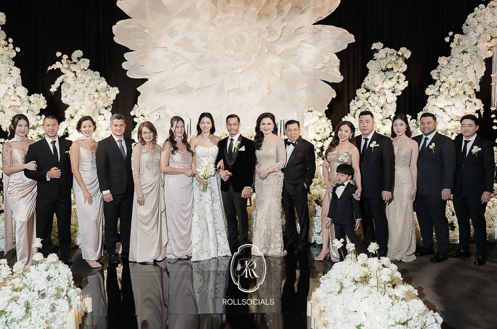 Lama tak muncul di televisi, 7 potret Steve Emmanuel di pernikahan sang adik ini curi perhatian