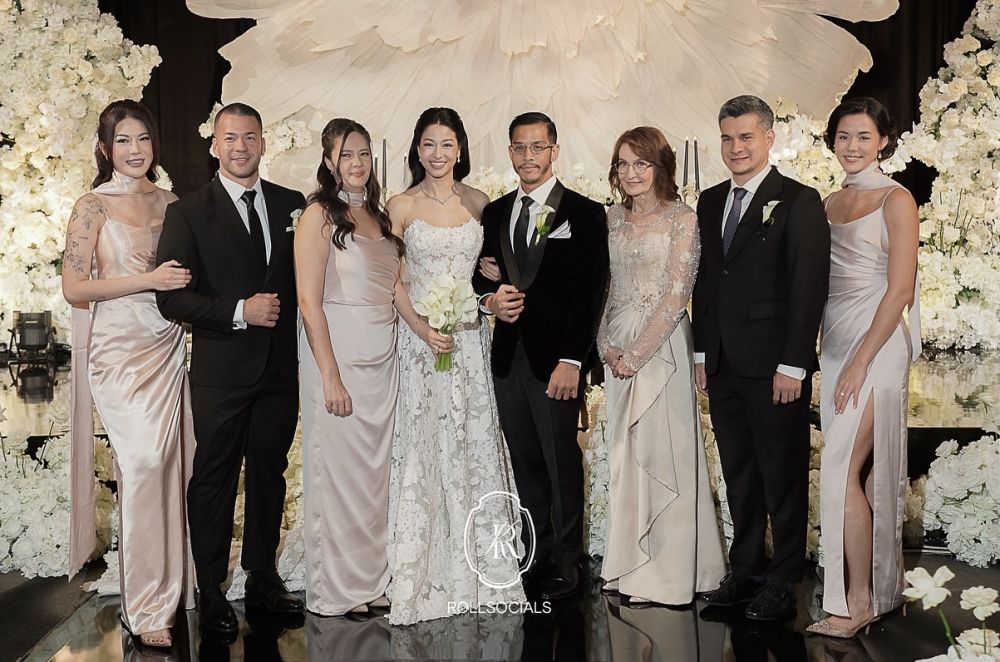 Lama tak muncul di televisi, 7 potret Steve Emmanuel di pernikahan sang adik ini curi perhatian