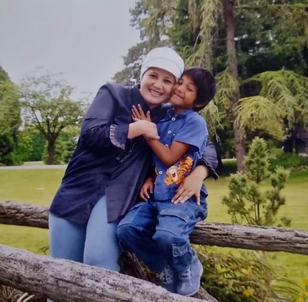 11 Potret transformasi Fenny Bauty yang awet muda di usia 59, definisi nenek cantik dan penyayang