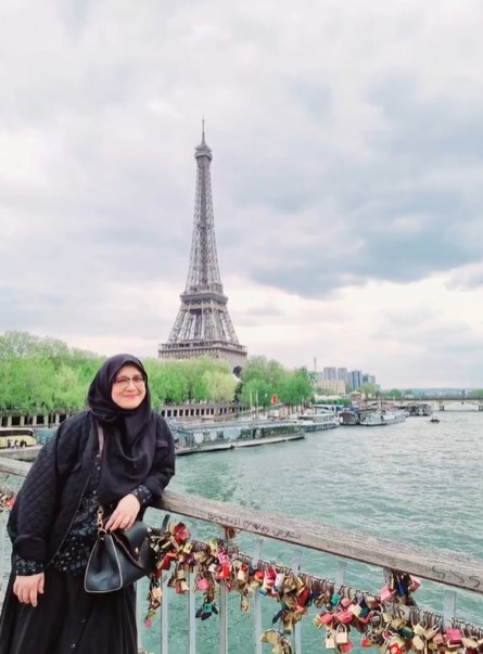11 Potret transformasi Fenny Bauty yang awet muda di usia 59, definisi nenek cantik dan penyayang
