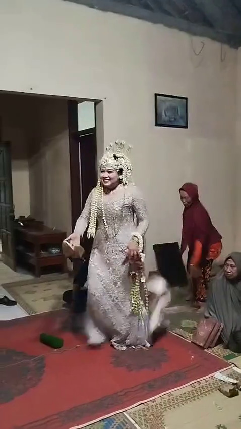 Kakek Tarman nikahi gadis 24 tahun dengan mahar cek Rp3 M, 7 potret rumah Sheila manten wanita disorot