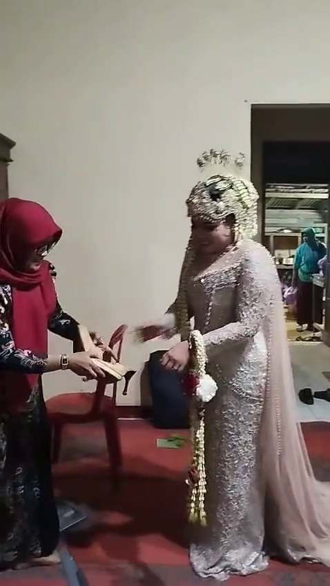 Kakek Tarman nikahi gadis 24 tahun dengan mahar cek Rp3 M, 7 potret rumah Sheila manten wanita disorot