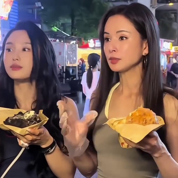 Cantiknya tanpa filter, ini 9 potret Bibi Lung awet muda di usia 59 tahun sedang jajan di kaki lima