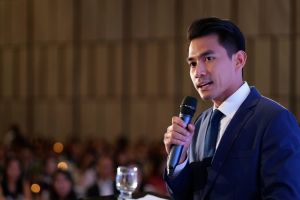 20 Contoh teks MC bahasa Inggris formal dan artinya, serta tips membawakannya dengan elegan