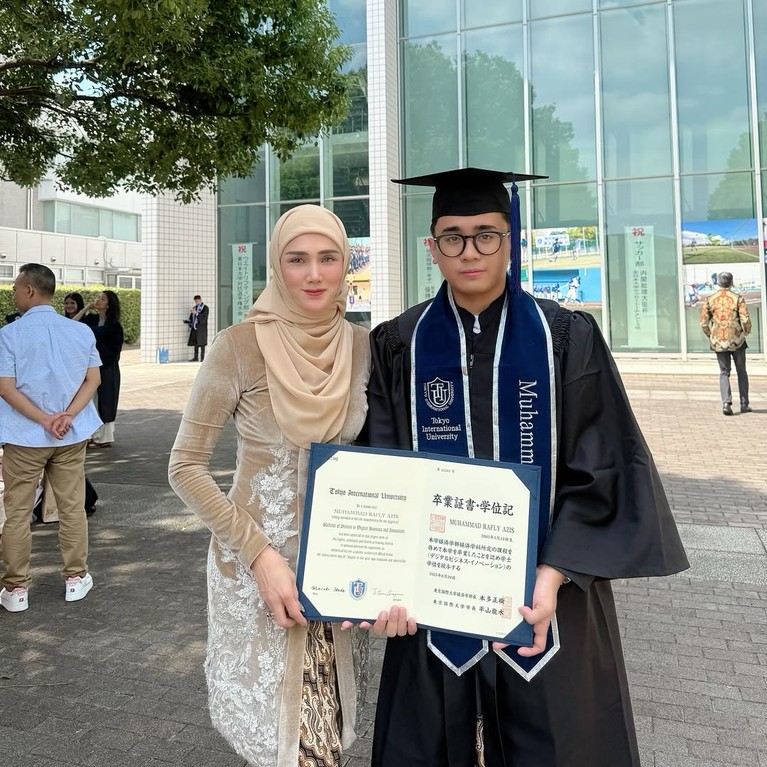 9 Potret Rafly Azis putra Mulan Jameela dari pernikahan sebelumnya, kini baru lulus S1 di Jepang