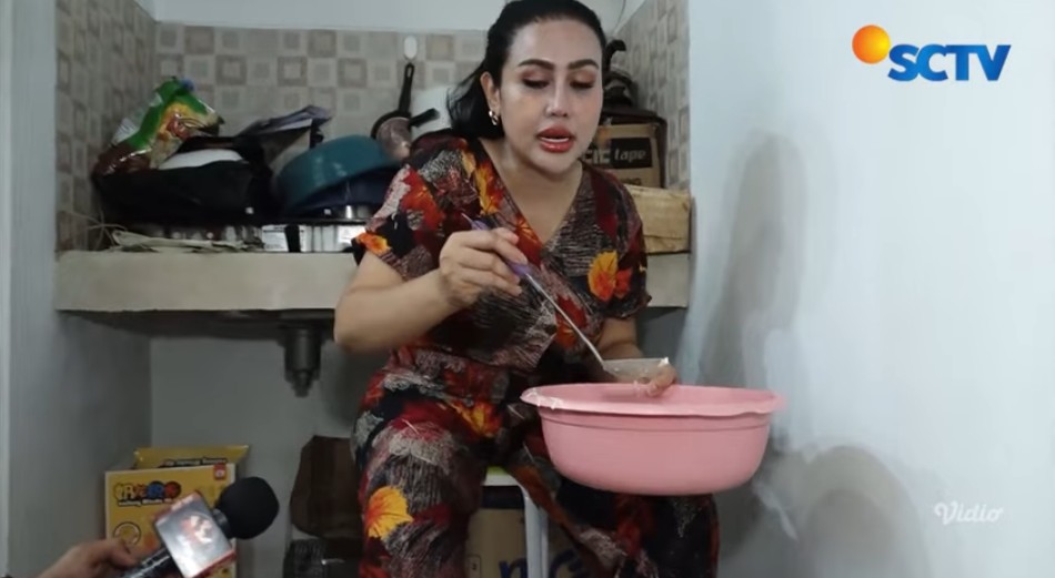 Jungkir balik pedangdut Ratu Meta usai cerai karena KDRT, tak malu jualan peyek demi biaya anak