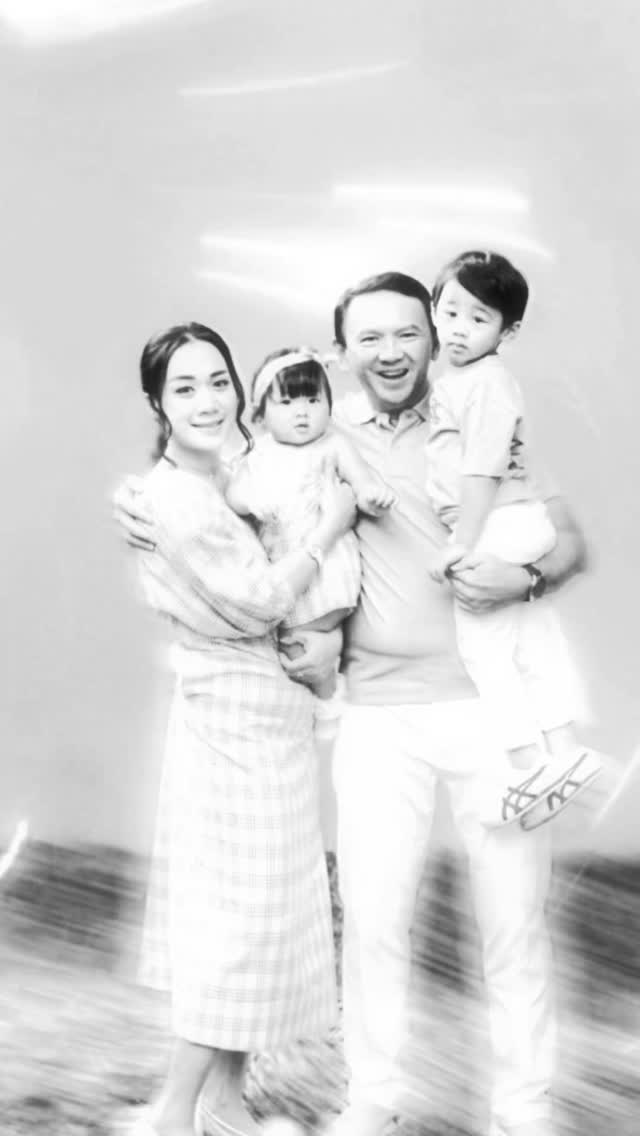 Puput Nastiti istri Ahok pamer baby bump saat foto keluarga, diduga hamil anak ketiga, ini 9 potretnya