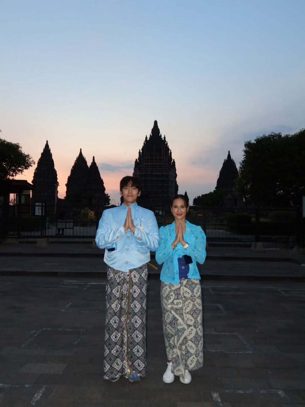 9 Potret Ji Chang-wook jalan-jalan di Yogyakarta bareng Pevita Pearce, melokal pakai jarik dan beskap