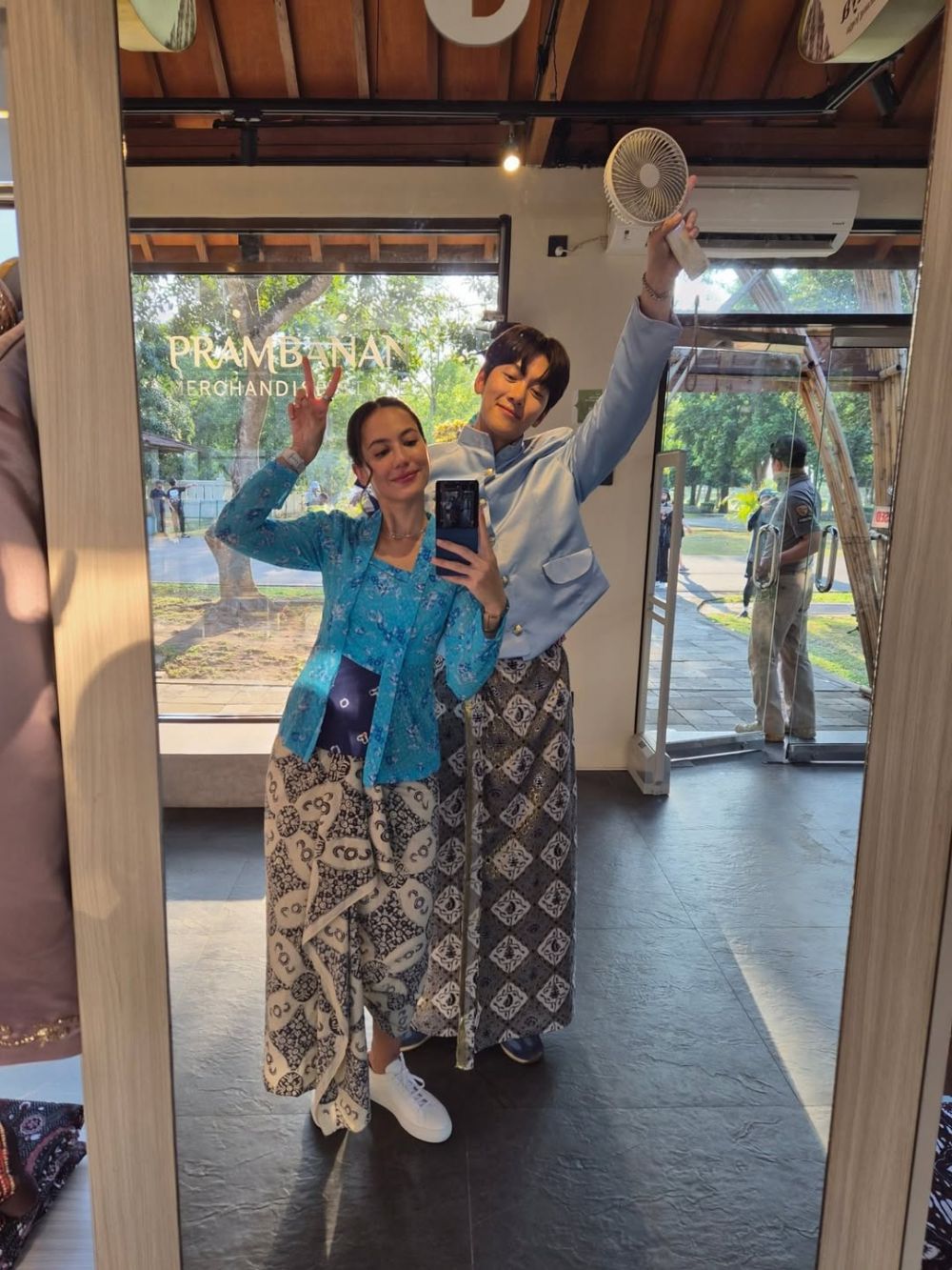 9 Potret Ji Chang-wook jalan-jalan di Yogyakarta bareng Pevita Pearce, melokal pakai jarik dan beskap