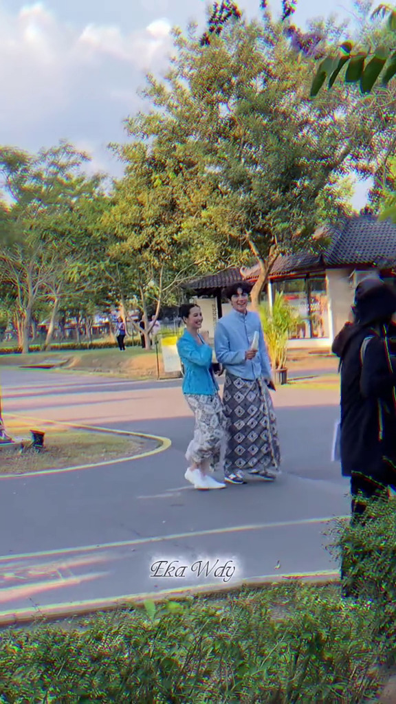 9 Potret Ji Chang-wook jalan-jalan di Yogyakarta bareng Pevita Pearce, melokal pakai jarik dan beskap