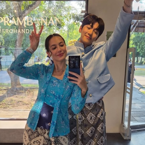 9 Potret Ji Chang-wook jalan-jalan di Yogyakarta bareng Pevita Pearce, melokal pakai jarik dan beskap