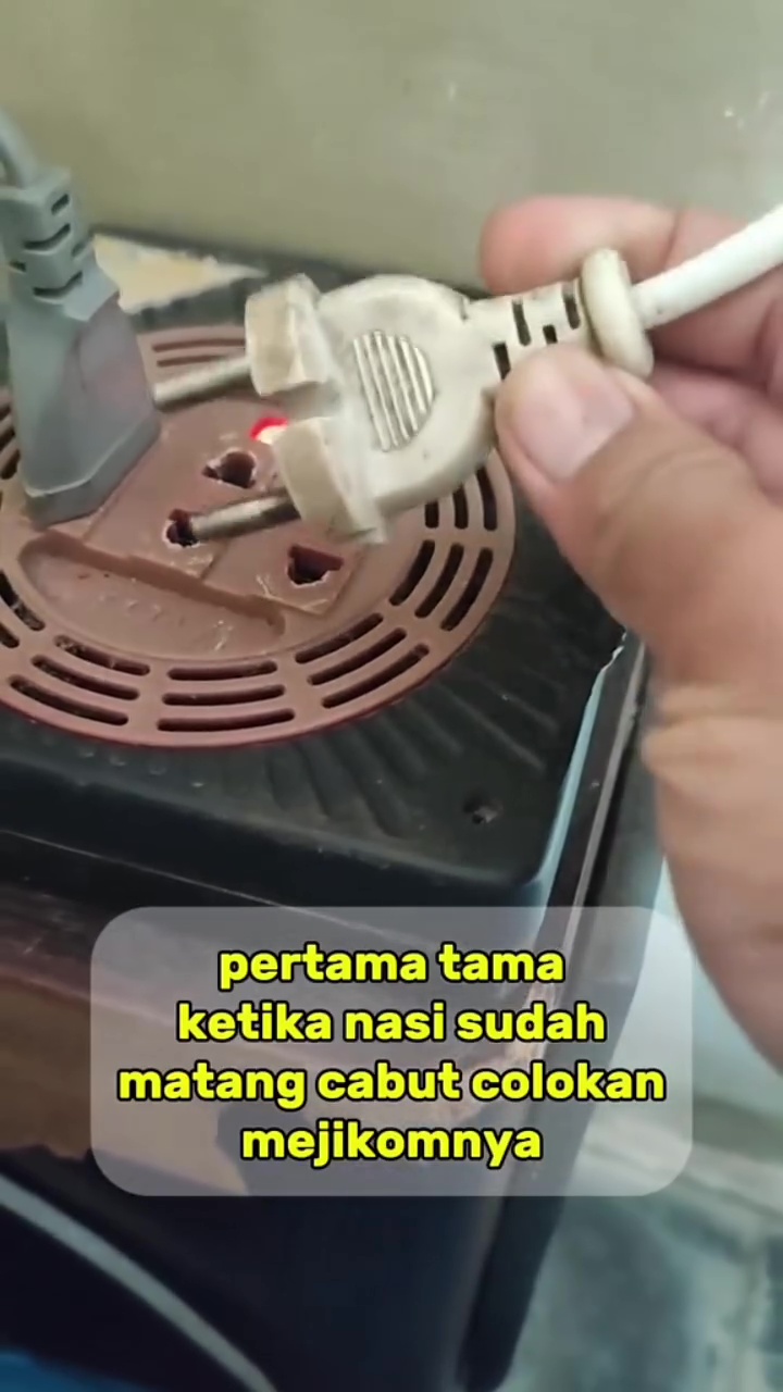 Cara supaya nasi di rice cooker tak cepat kering dan bau meski sudah dingin, cukup gunakan 1 alat ini