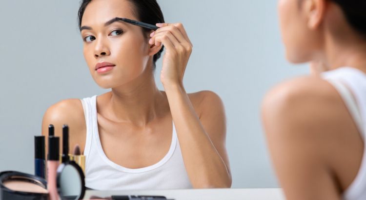 6 Rekomendasi pensil alis waterproof di bawah Rp100 ribu, bikin alis on fleek tanpa boros