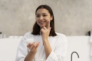 Wanita 40 tahun wajib tahu, ini 11 rekomendasi skincare lokal untuk flek hitam di bawah Rp150 ribu